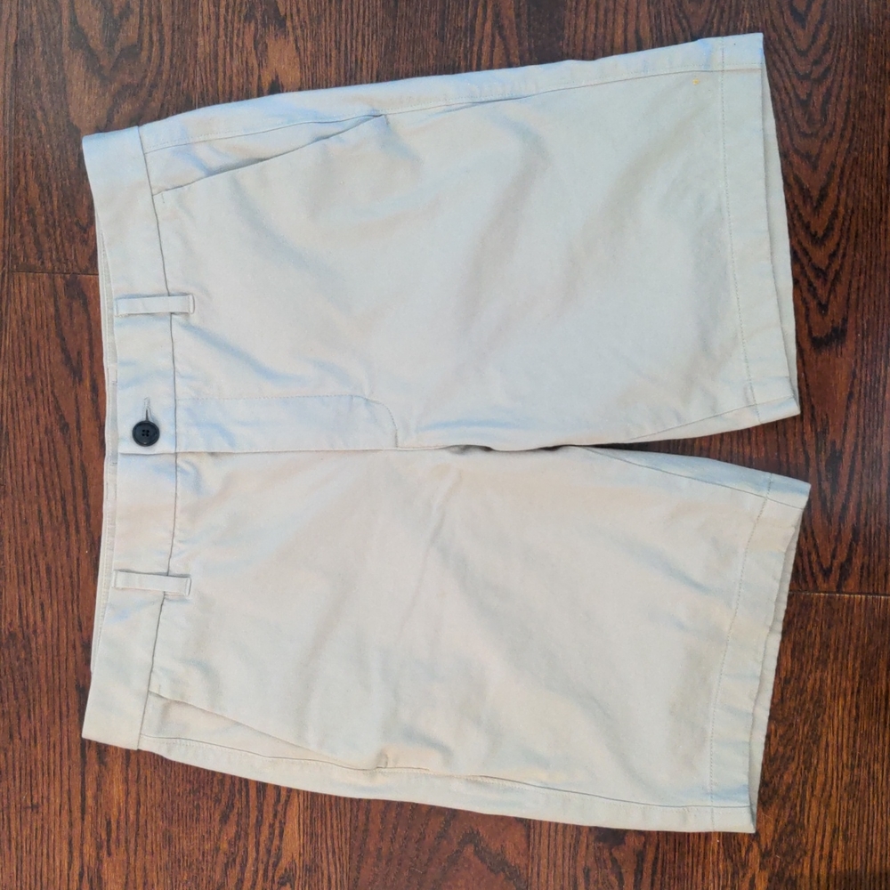 Everlane 9" Slim Fit Performance Chino Short, Size 32, Stone - Like New